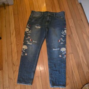 DISTRESSED EMBROIDERED RIPPED JEANS